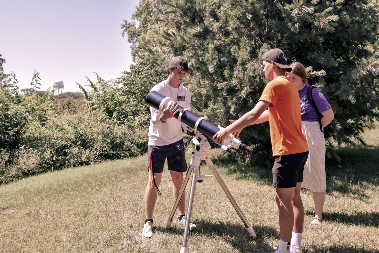 Students setting up a telescope