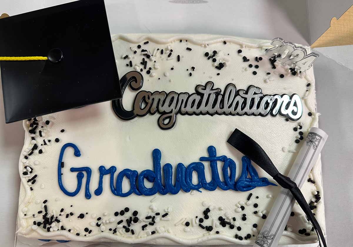 A cake that says “Congratulations, Graduates”